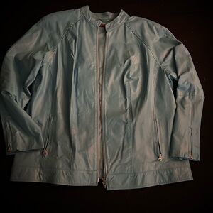 Excellent condition. Comes from a smoke/pet free home.
Genuine leather.